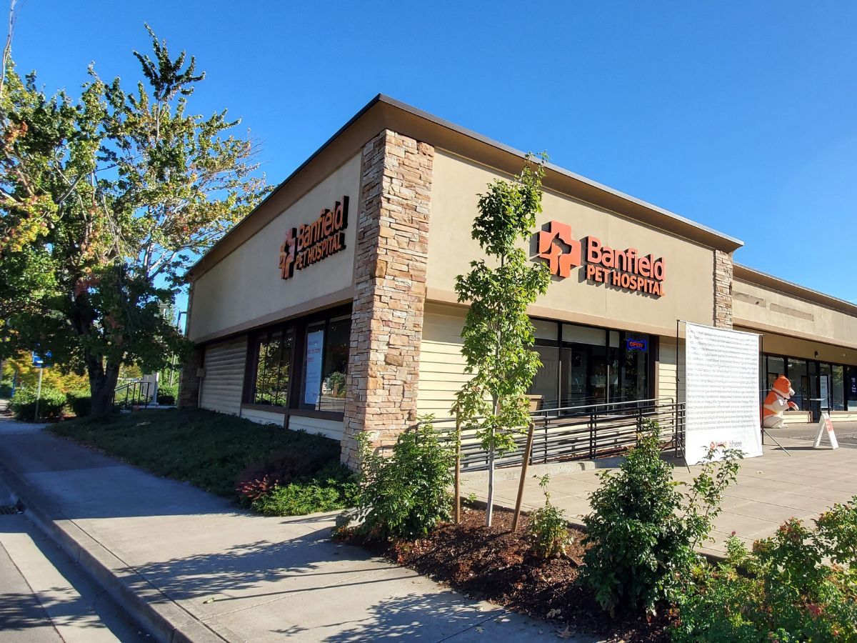 The Banfield - Nyberg Rivers pet hospital front entrance