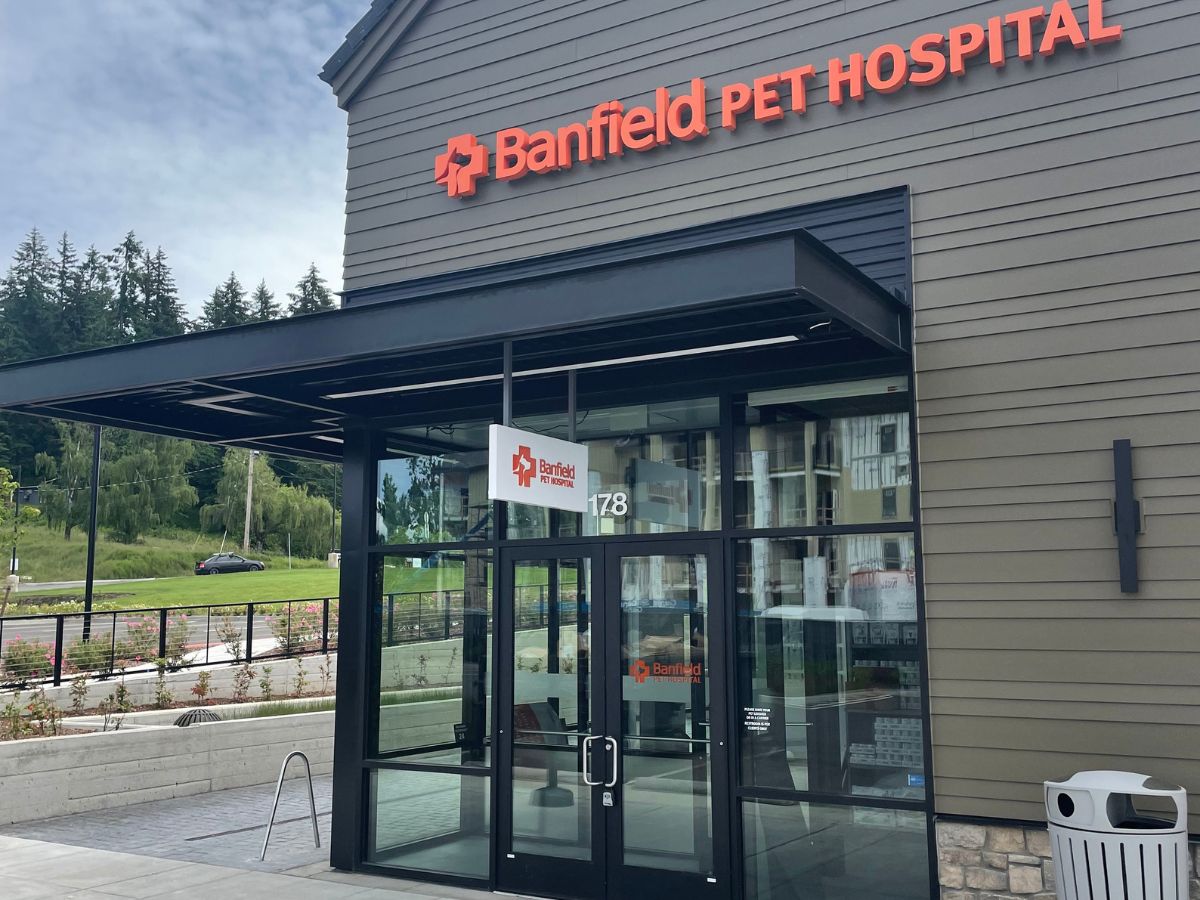 The front entrance and exterior of the Banfield - Happy Valley hospital