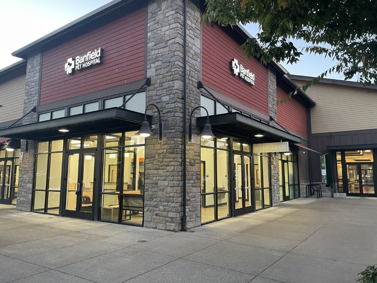 The front entrance and exterior to the Banfield - Wilsonville Old Town hospital