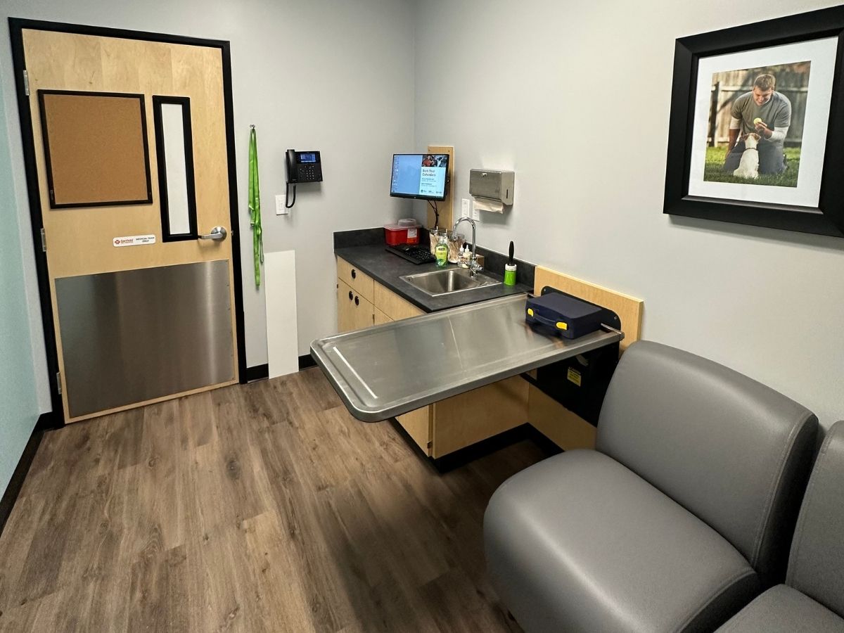 An alternate view of a Banfield - Wilsonville Old Town hospital exam room and folding table