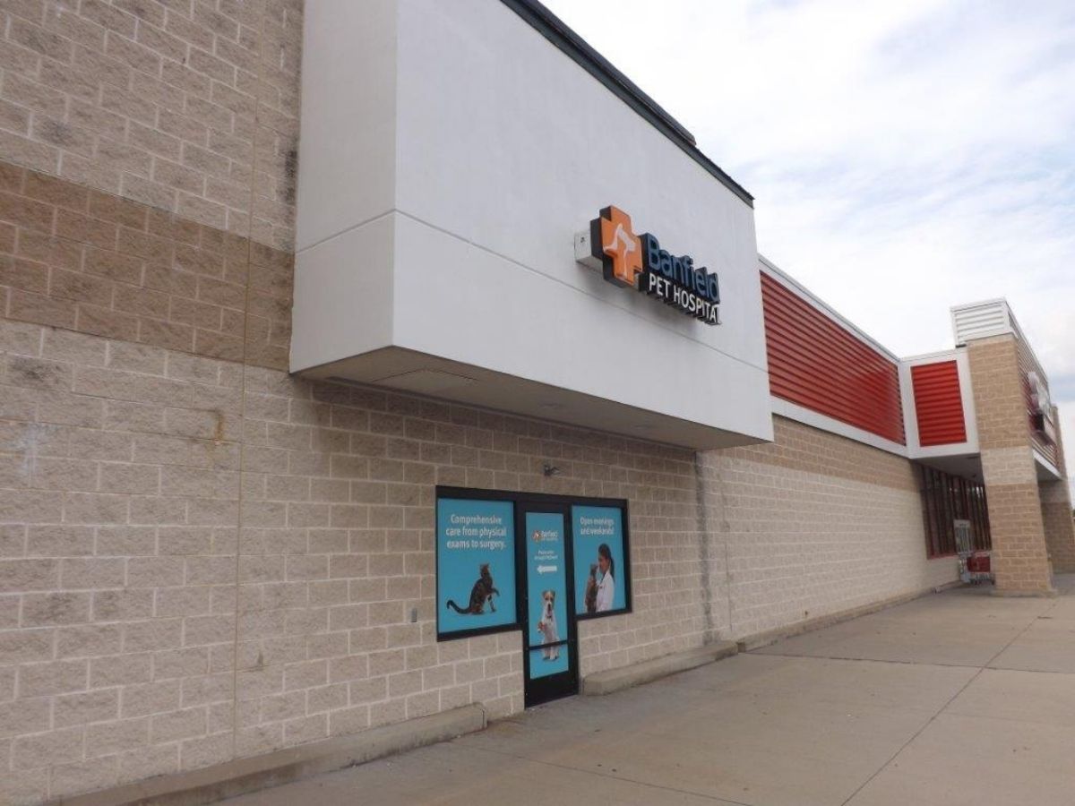 The Mechanicsburg PetSmart and Banfield Pet Hospital front entrance