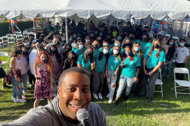 kenan thompson with boys and girls club participants