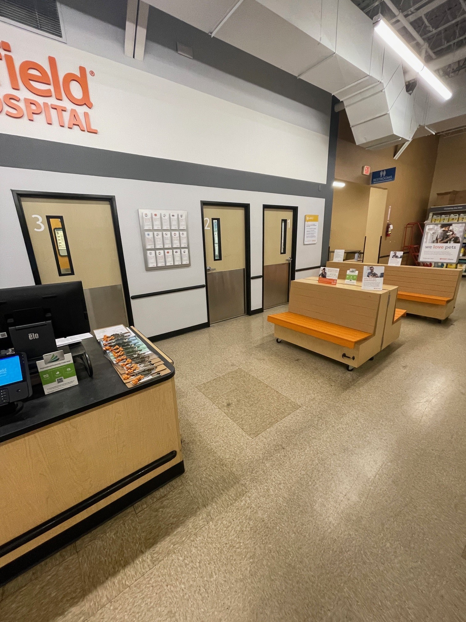 The examination room at Banfield Pet Hospital Ward Parkway