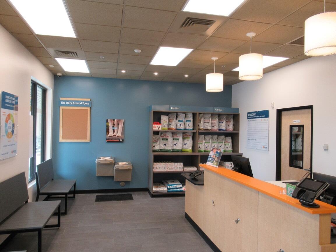 Banfield Pet Hospital: Tucson Mission Plaza lobby