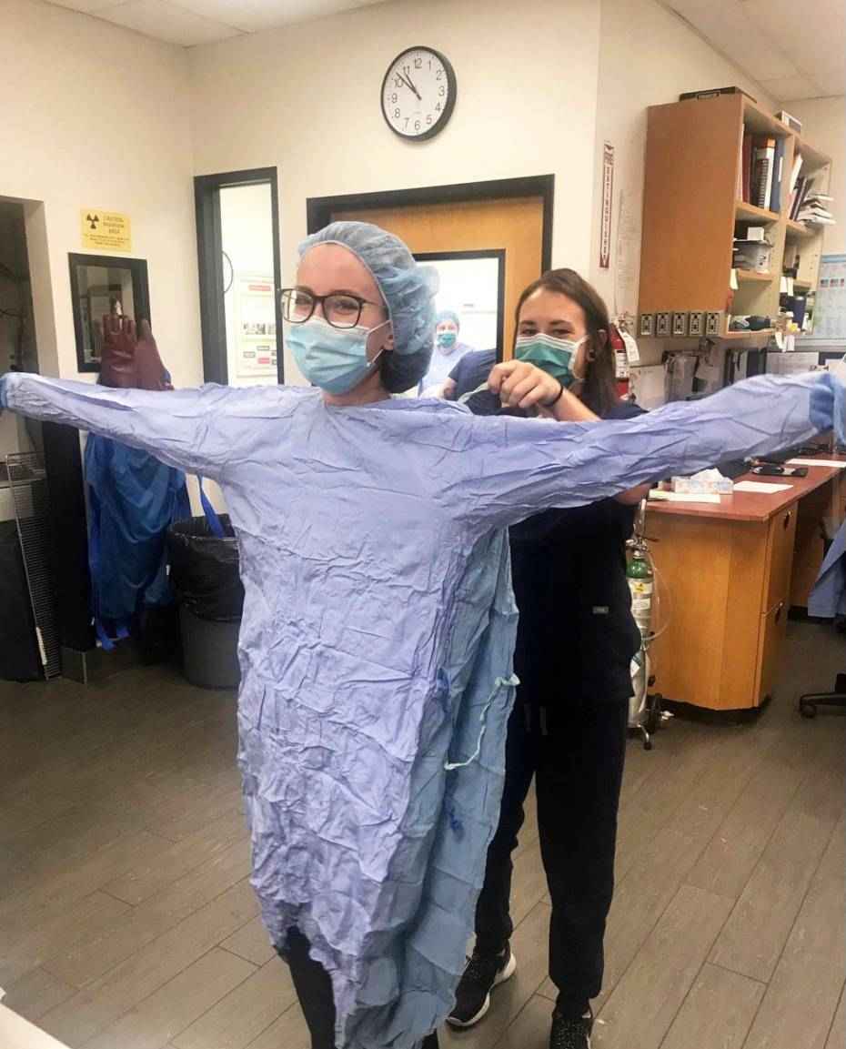 2 Banfield associates prepping for surgery