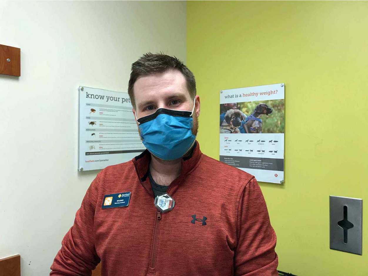 A male Banfield Associate