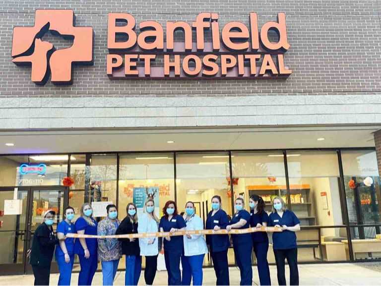 A group of Banfield Associates standing outside the Banfield Pet Hospital, Memphis-Winchester, TN