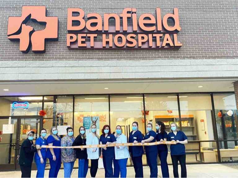 A group of Banfield Associates standing outside the Banfield Pet Hospital, Memphis-Winchester, TN 