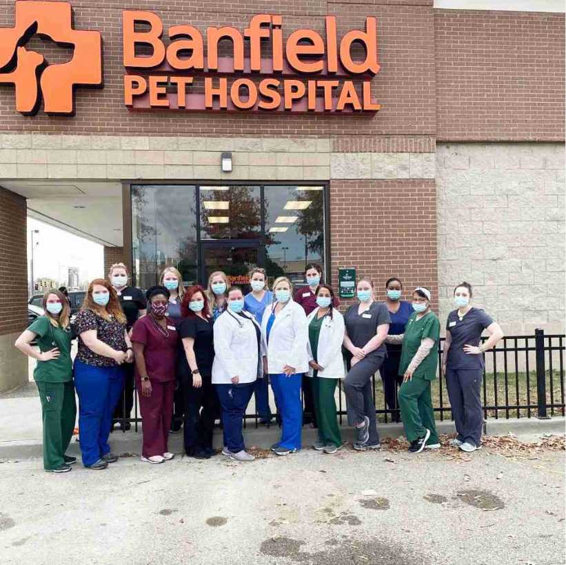 A group of Banfield Associates standing outside the Banfield Pet Hospital, Memphis-Winchester, TN
